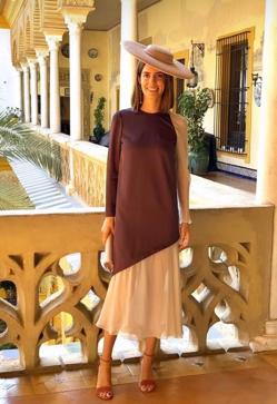 Imagen secundaria 2 - Los mejores looks de Sofía Palazuelo llevan firma española: de novia, con vestido de su tía, Teresa Palazuelo; o con vestido bicolor de Sophie et Voilà. El vestido azul, que lució en la boda de Belén Corsini, es de Jantaminau, el diseñador favorito de Máxima de Holanda.