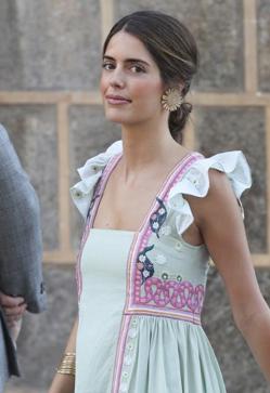 Imagen secundaria 2 - Sofía Palazuelo con sus vestidos de invitada perfecta: de Inés Domecq en el bautizo de su hija, de Duyos en la boda de Jaime Palazuelo y demostrando que el blanco (con bordados) también es para una boda.