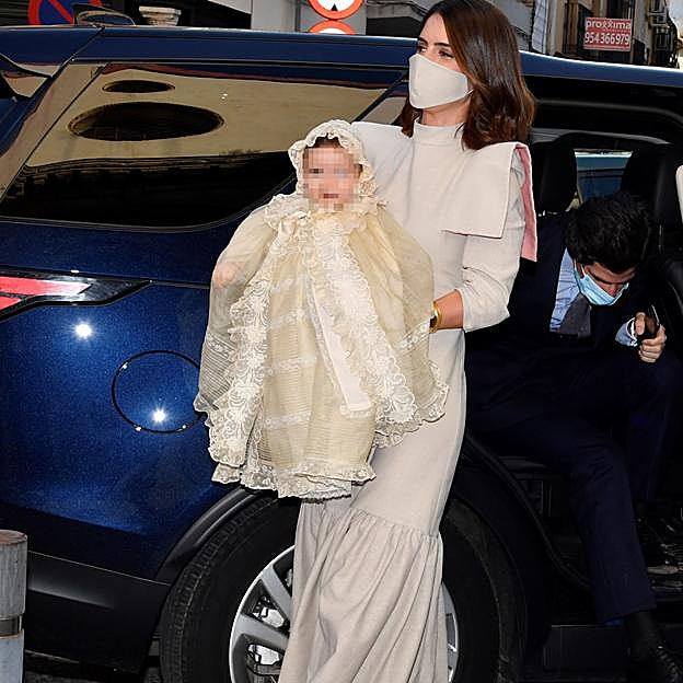 Imagen principal - Sofía Palazuelo con sus vestidos de invitada perfecta: de Inés Domecq en el bautizo de su hija, de Duyos en la boda de Jaime Palazuelo y demostrando que el blanco (con bordados) también es para una boda.