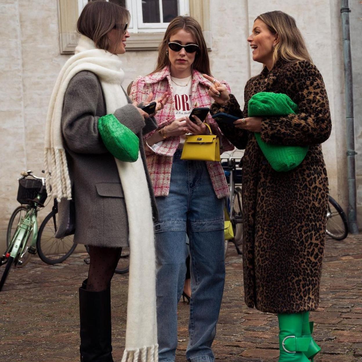 Pincha en la imagen para ver 11 bolsos negros por menos de 20 euros que son perfectos para regalar o para combinar con todo. 