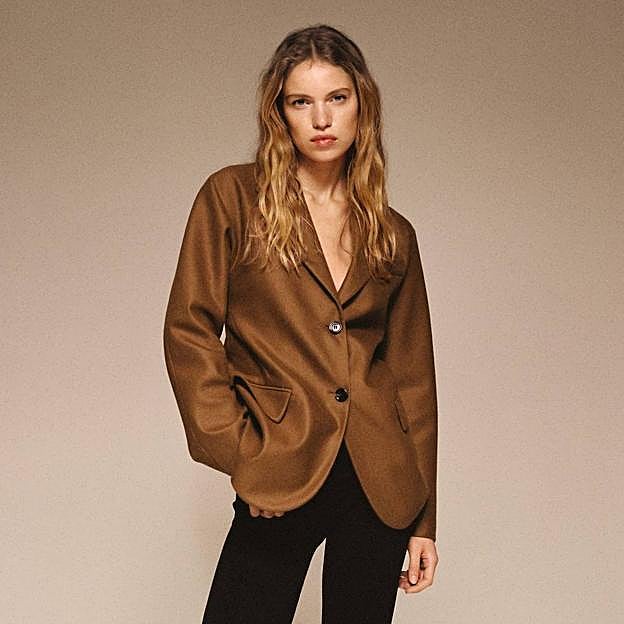 Imagen principal - Estas son las blazers de colores, estampados y tejidos tendencia que más le gustan a Naty Abascal y que vas a querer llevar en tu armario