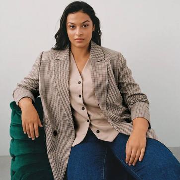 Imagen secundaria 1 - Abrigo de cuadros, sudadera y botas cowboy: el look cómodo y estiloso para la oficina que rejuvenece a los 50