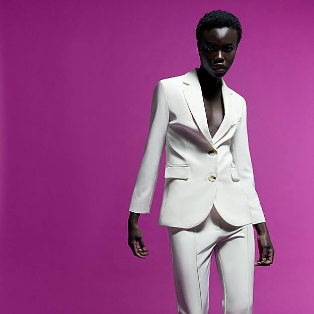 Imagen principal - Estas son las blazers de colores, estampados y tejidos tendencia que más le gustan a Naty Abascal y que vas a querer llevar en tu armario