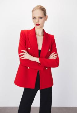 Imagen secundaria 2 - Estas son las blazers de colores, estampados y tejidos tendencia que más le gustan a Naty Abascal y que vas a querer llevar en tu armario