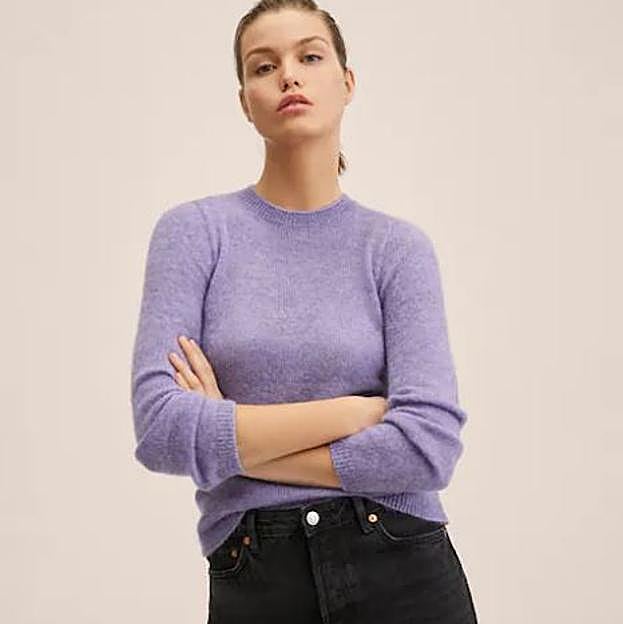 Imagen principal - El favorecedor look morado de Ana Boyer que rejuvenece al instante y que puedes comprar muy barato en Zara y Mango