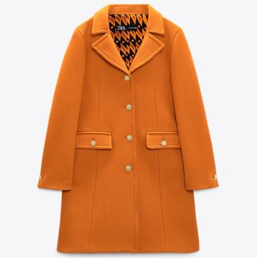 Imagen secundaria 1 - La nueva colección de Zara ha llegado cargada de prendas que son un auténtico flechazo. Abrigo naranja tostado con botones dorados de Zara (99,99 euros) 