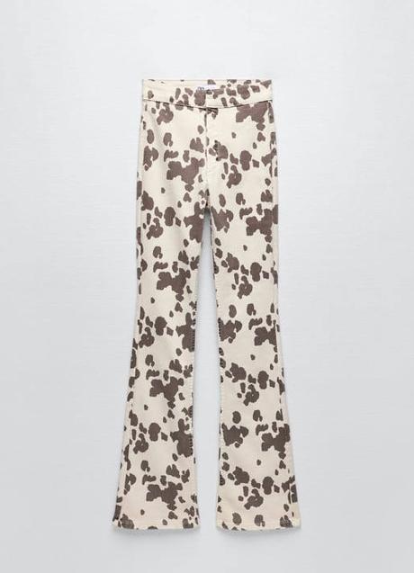 Imagen - Los pantalones de color blanco y cuentan con un estampado de manchas marrones