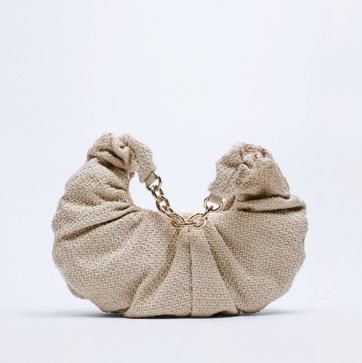 Imagen secundaria 1 - Prácticos o en tendencia: estos son los bolsos más bonitos de la temporada que mejoran cualquier look y tienes que tener en tu colección