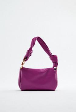 Imagen secundaria 2 - Prácticos o en tendencia: estos son los bolsos más bonitos de la temporada que mejoran cualquier look y tienes que tener en tu colección