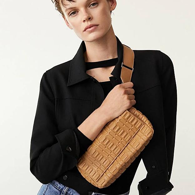 Imagen principal - Prácticos o en tendencia: estos son los bolsos más bonitos de la temporada que mejoran cualquier look y tienes que tener en tu colección