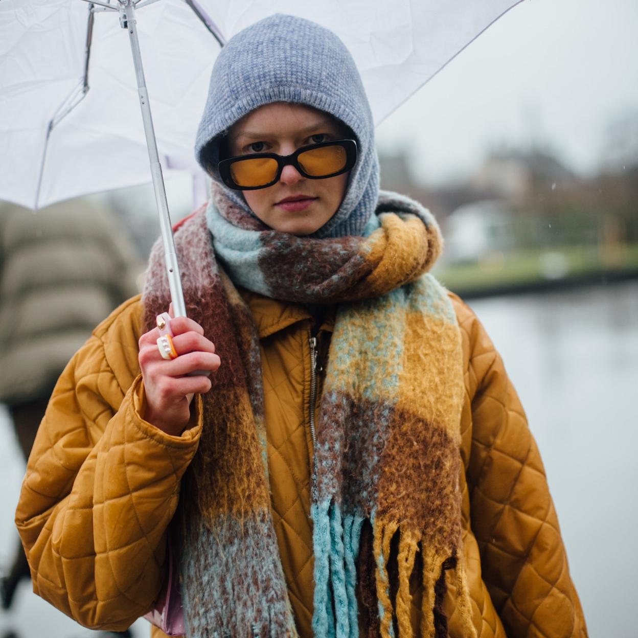 Pincha en la imagen para descubrir los chalecos de punto de rayas más bonitos de las rebajas, otra de las tendencias que más llevan las influencers.