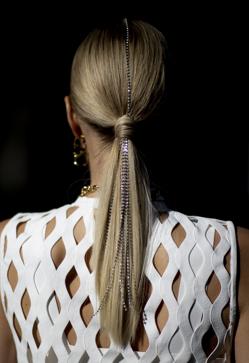 Imagen secundaria 2 - Las dos coletas más espectaculares y bonitas que arrasan en el street style tienen un truco fácil que vas a querer copiar y sienta así de bien