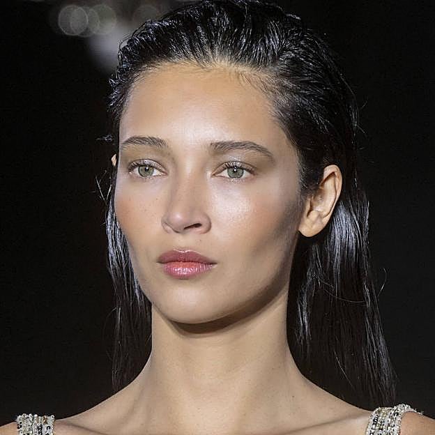 Esta crema de noche antiedad con phyto-retinol redensifica, reafirma y atenúa las arrugas más profundas de forma visible