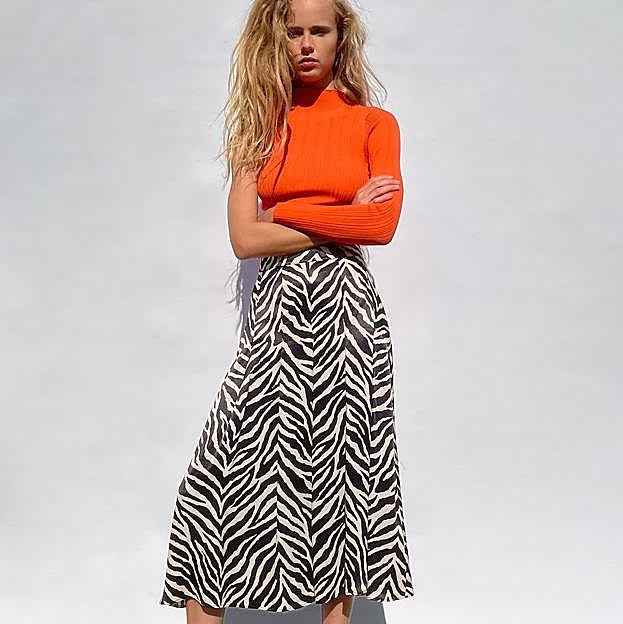 Imagen principal - Las faldas estampadas van a elevar tus looks de primavera