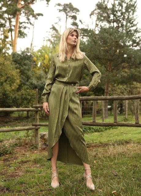 Imagen - La falda y la blusa Celina son de un tono verde oliva
