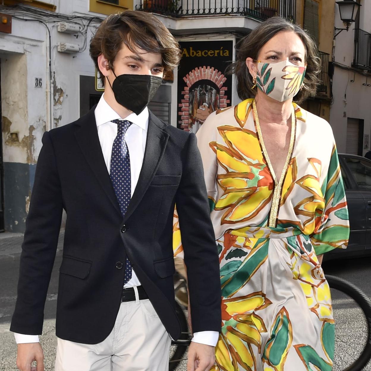 Matilde Solís con su hijo menor, Francisco Borja. Si quieres ver los mejores looks de su nuera, Sofía Palazuelo, pincha en la imagen