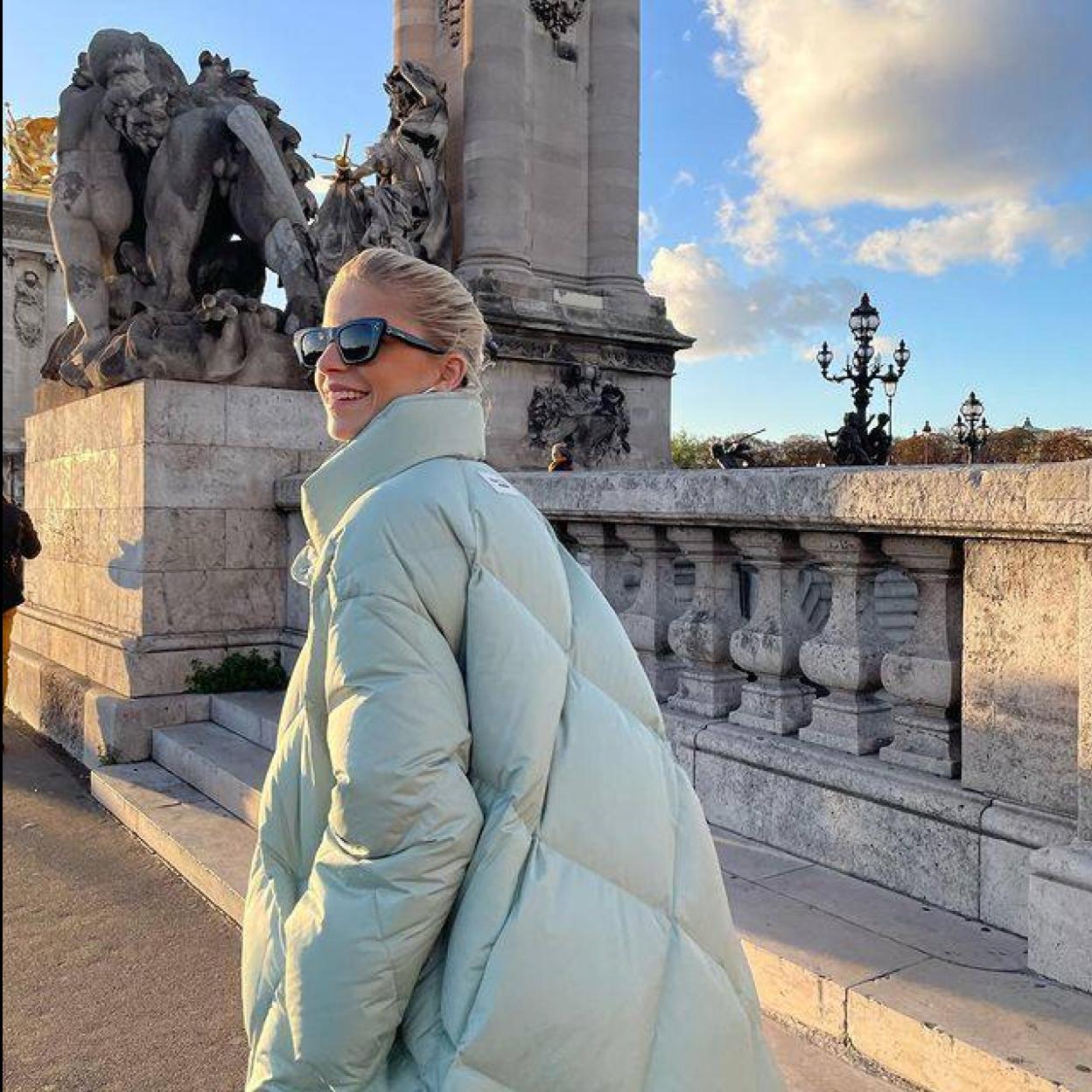 Pincha en la imagen para ver Los chalecos cortos acolchados de Zara que son perfectos para un look con vestido de punto cómodo y calentito