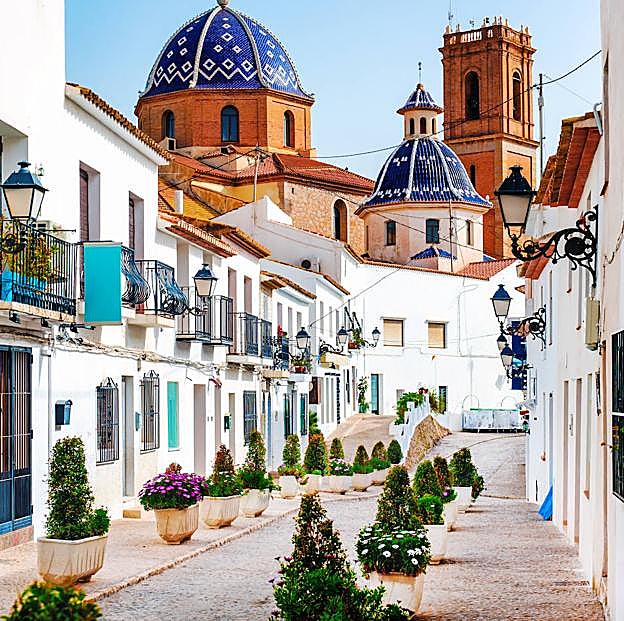 Altea, el pueblo blanco de Alicante que es más bonito que Santorini (y dónde hacer las fotos más impresionantes para arrasar en Instagram)