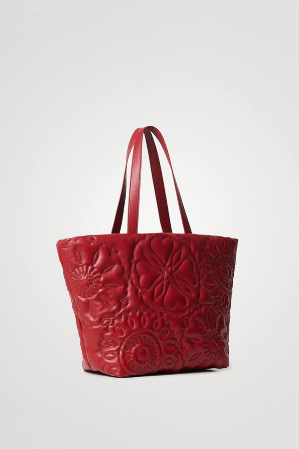 Si te gustan los shopping bag, tienes que ver el que nos trae Desigual, que tiene grandes cenefas grabadas y una textura suave. Costaba 69,95 euros, pero está rebajado a 34,98 euros.