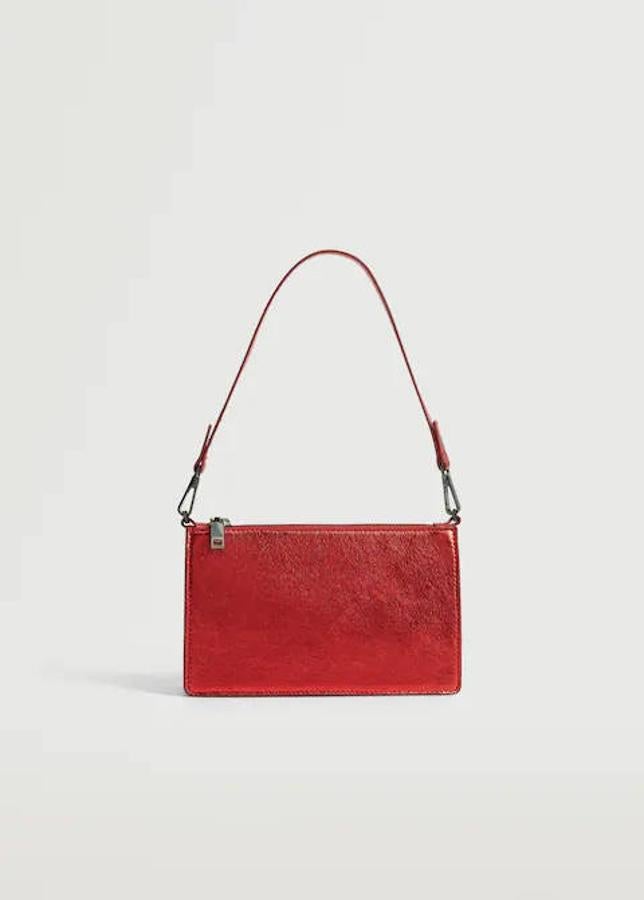 Terminamos con un pequeño baguette de acabado metalizado que encontrarás en Mango. Tiene un asa corta desmontable y un cierre de cremallera. Puedes comprarlo por 15,99 euros.