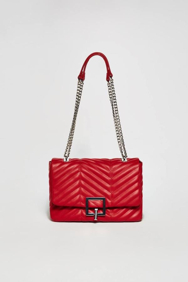 No nos podíamos olvidar de la gran tendencia de la temporada: los bolsos acolchados. En concreto, hemos escogido un modelo de Sfera con cadena al hombro. Cuesta 17,99 euros.