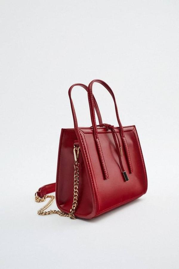 Empezamos con un bolso mini city que nos trae Zara. Tiene dos asas de mano y otras dos con función bandolera (una de tejido ajustable y la otra de cadena). Su precio es de 22,95 euros.