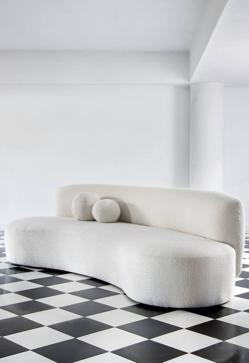 Imagen secundaria 2 - Sofá y butaca de la colección Retrato. Diseñada por Erico Navazo para la firma sevillana Ormos, es una muestra de su gusto por las formas orgánicas y por la estética poética, suave y confortable.