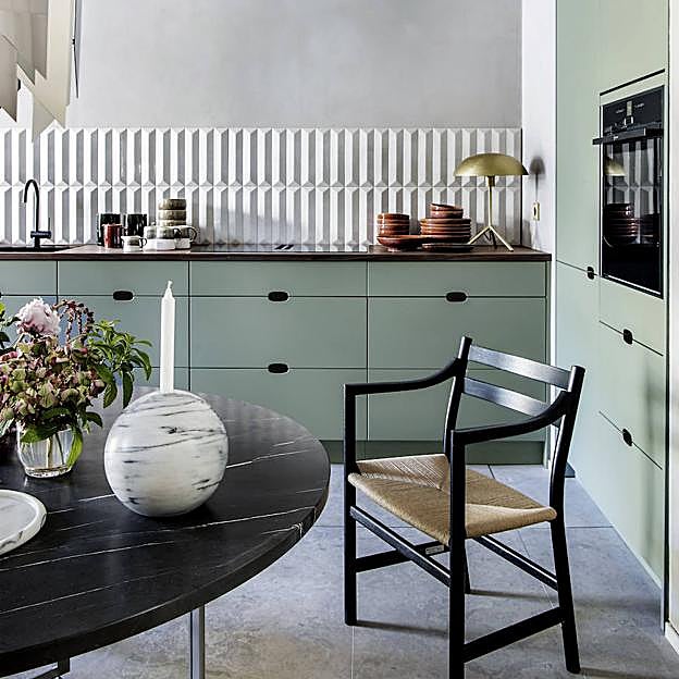 Imagen principal - Descalzadora de la colección Retrato para Ormo´s, en cuyo diseño Navazo asegura haber llevado a cabo «una redefinición del clasicismo». Abajo una de las piezas diseñadas por Navazo para Ormo´s, de la colección Retrato.