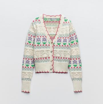Imagen secundaria 1 - La nueva versión de la chaqueta de Zara juega con los tonos más primaverales de la paleta cromática. Cárdigan cn estampado jacquard de Zara (25,99 euros). 