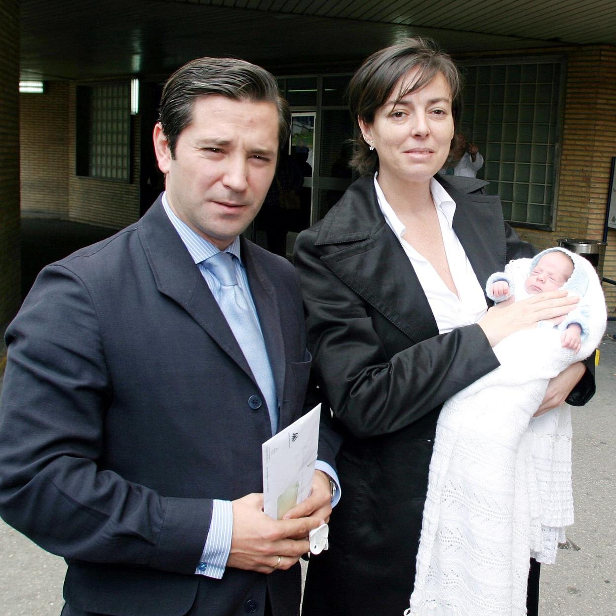 Matilde Solís posa en la puerta del hospital con su tercer hijo, Borja, y su segundo marido, Borja Moreno Santamaría