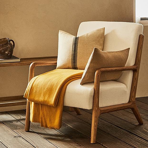 Imagen principal - Los muebles Mid-Century Modern más bonitos y baratos de Zara Home: butaca, 299 euros; mesas 129 euros y maceteros de cobre, desde 39.99 euros.