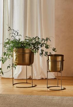 Imagen secundaria 2 - Los muebles Mid-Century Modern más bonitos y baratos de Zara Home: butaca, 299 euros; mesas 129 euros y maceteros de cobre, desde 39.99 euros.