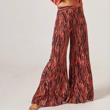 Imagen secundaria 1 - Pantalones animal print de Lola Casademunt, Thais Amich y Zara