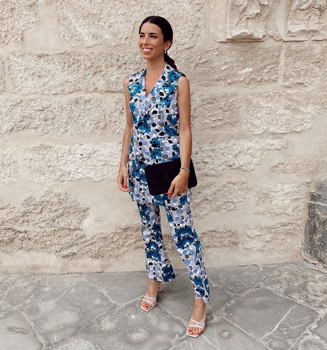 Las invitadas con pantalón pueden ser las más elegantes, y este llamativo conjunto estampado de inspiración setentera de Bimani x Juan Vidal es el mejor ejemplo.