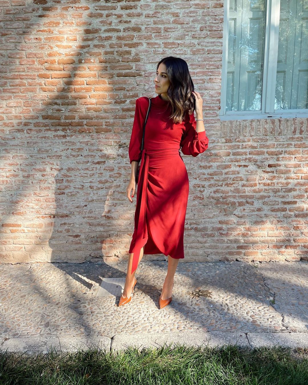 Las prendas que marcan cintura son las favoritas de Laura Corsini, y lo demuestra con siluetas sencillas pero súper favorecedoras como este elegante look de Bimani con falda midi de silueta wrap y cuerpo entallado con hombreras marcadas. El truco de los zapatos cámel hace que las piernas parezcan más largas y estilizadas.