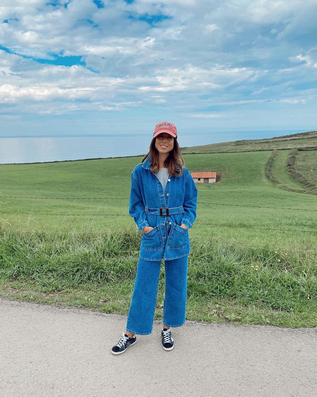 Para sus looks más relajados, Laura Corsini ha hecho del dénim su mejor aliado. Este total look de Bimani, que se puede llevar junto o por separado, es ideal, cómodo y muy favorecedor.