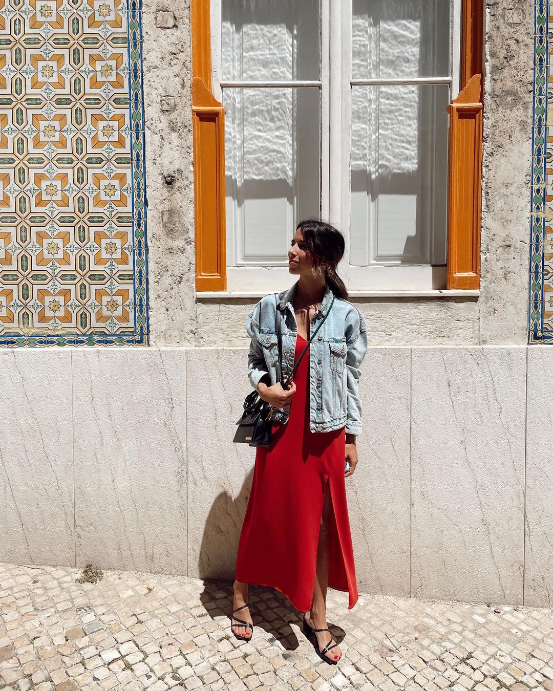 ¿Un vestido de invitada para ir a hacer turismo? Sí, y mil veces sí: cambia los complementos de fiesta por unos más 'sporty' y cómodos, añade una cazadora vaquera (o un cárdigan de lana si hace más frío)... et voilà!