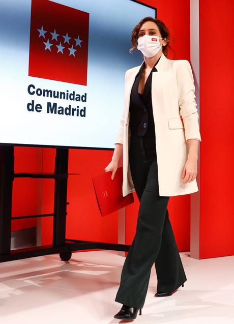 Imagen - La favorecedora chaqueta que escogió Isabel Díaz Ayuso para su momento más duro