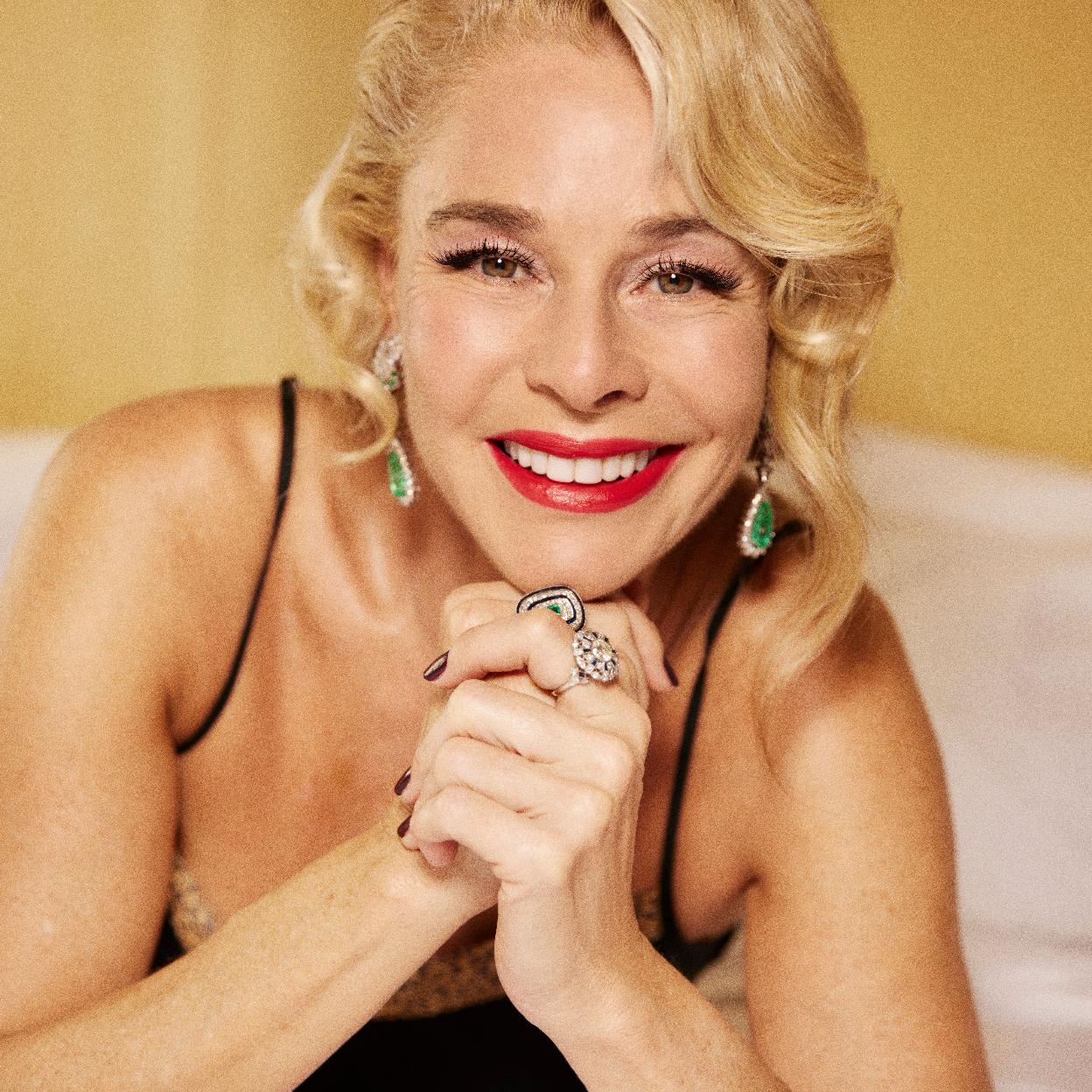 Pincha en la imagen para ver bases de maquillaje invisibles y prebases alisadoras: la combinación perfecta para un makeup antiedad con efecto buena cara al instante.