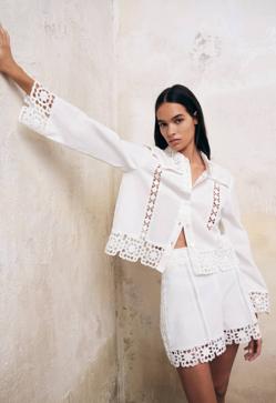 Imagen secundaria 2 - Los total looks blancos con short y camisa con efecto rejuvenecedor con los que vas a ser la más elegante cuando llegue el buen tiempo