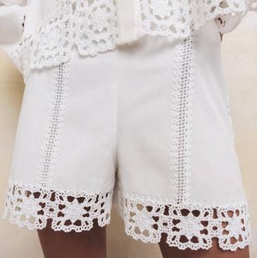 Imagen secundaria 1 - Los total looks blancos con short y camisa con efecto rejuvenecedor con los que vas a ser la más elegante cuando llegue el buen tiempo