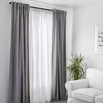 Imagen secundaria 1 - La alfombra beige en fibra natural cuesta 10 euros en IKEA, las cortinas blancas semitransparentes cuestan 12 euros y el espejo de pared, 19 euros.