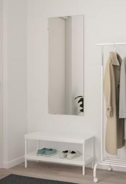 Imagen secundaria 2 - La alfombra beige en fibra natural cuesta 10 euros en IKEA, las cortinas blancas semitransparentes cuestan 12 euros y el espejo de pared, 19 euros.