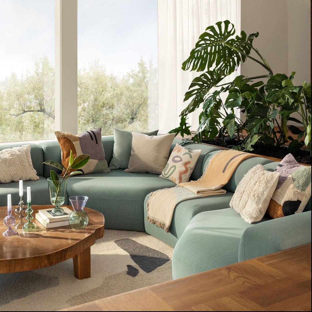 Salón con decoración elegante en los colores tendencia de la primavera. Pincha en la foto para ver los muebles con los que tu salón parecerá más grande.