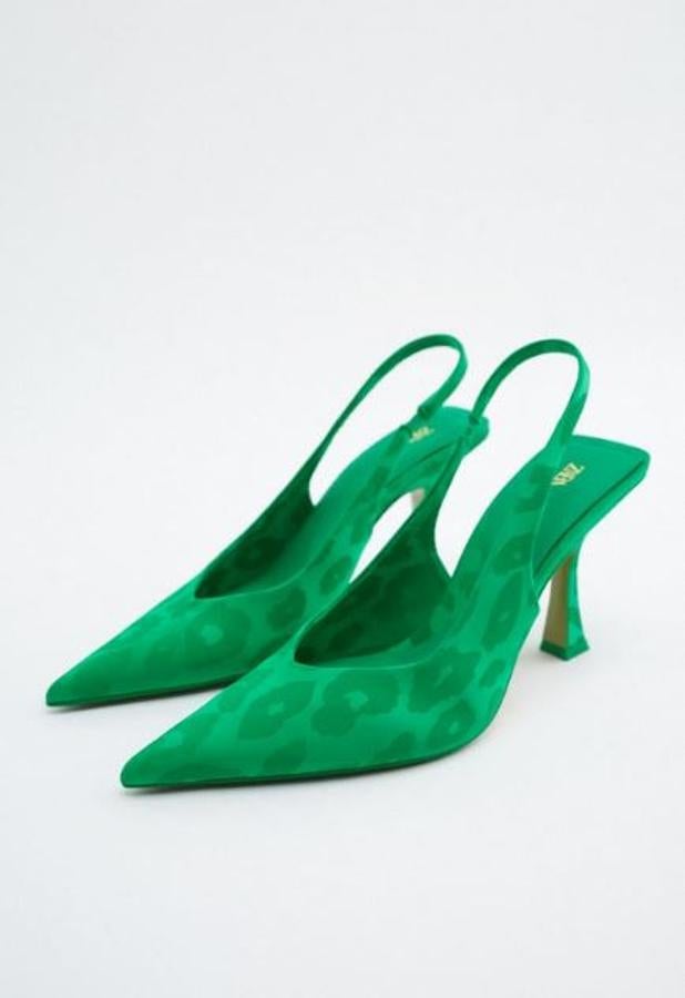 Con animal print y en color verde, de Zara (29,95 euros). Disponibles también en rosa.