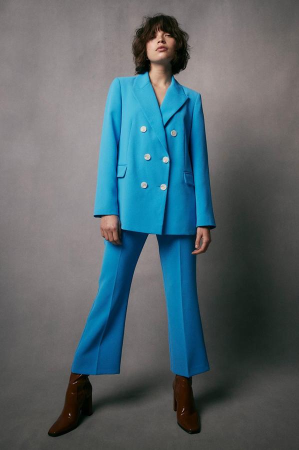 Traje azul con blazer (30 euros) y pantalón flare (18 euros).