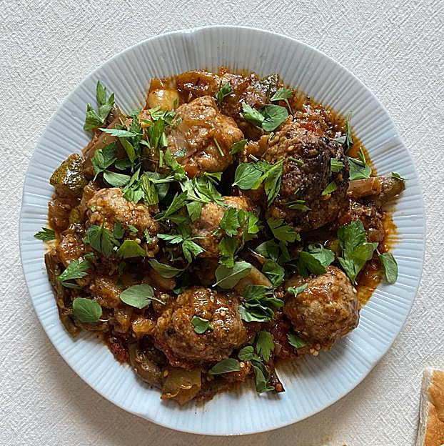 Algunos ingredientes, además de dar sabor a tus albóndigas ayudan a que se compacten.