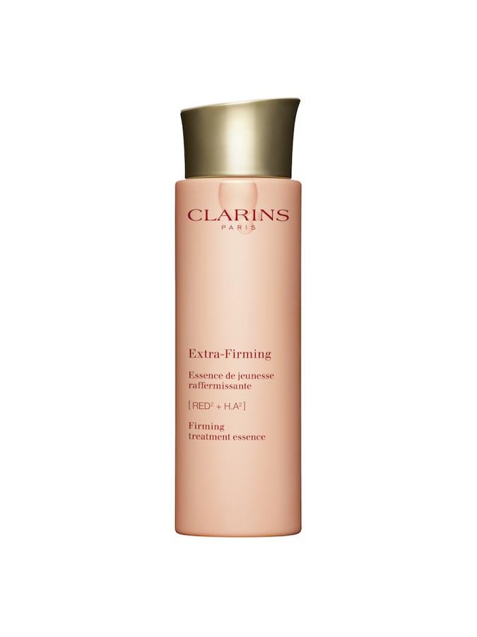 El nuevo lanzamiento de Clarins, Extra Firming Essence de Jeunesse Raffermissante, está creado específicamente para las pieles a partir de los 40 años y ataca la pérdida de densidad. Su fórmula ayuda, además, a estimular la síntesis de colágeno, estimulando su producción y mejorando la elasticidad de la piel. (46 euros).