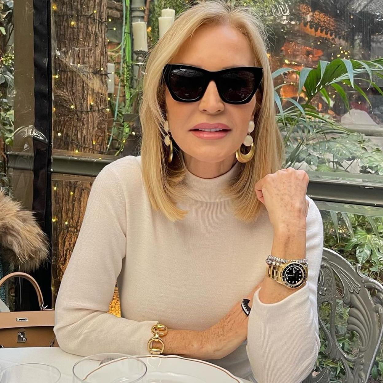 La original blusa blanca de Zara de Carmen Lomana que convierte un look básico en uno rejuvenecedor y muy estiloso