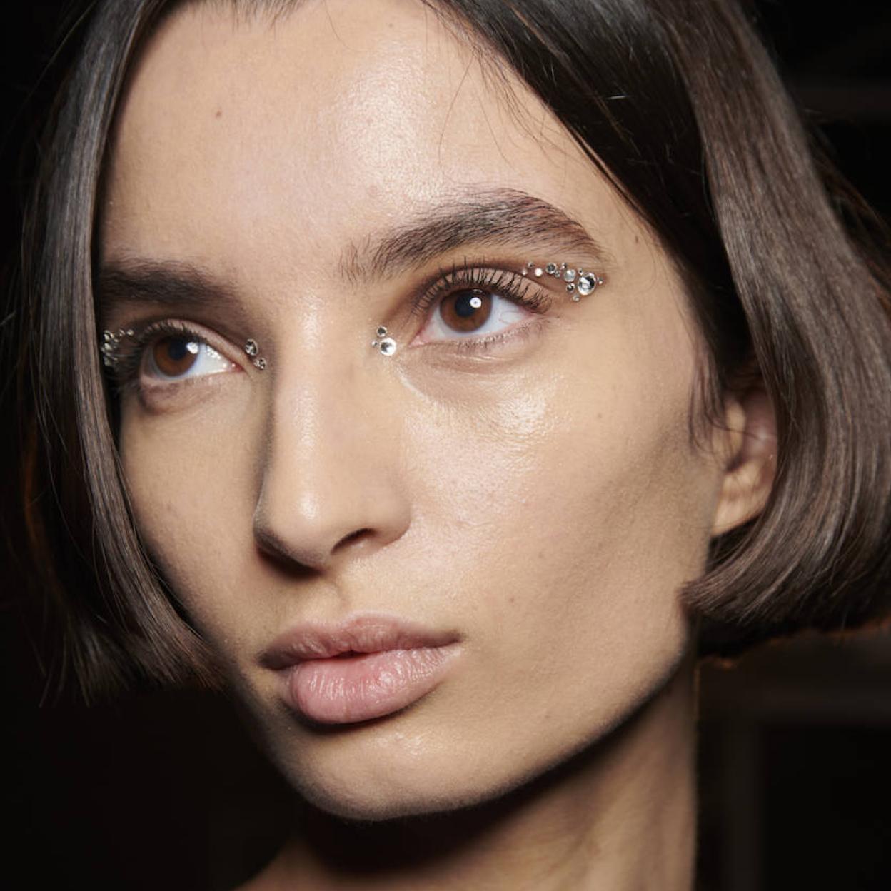 Pincha en la foto para ver cremas y sérums para combatir las ojeras, acabar con las arrugas del contorno de los ojos y conseguir una mirada radiante